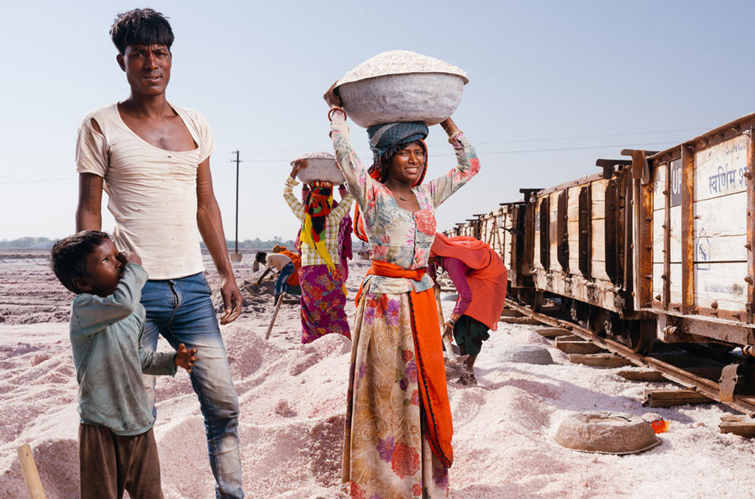 Рабочий день сборщиков соли в Индии на снимках