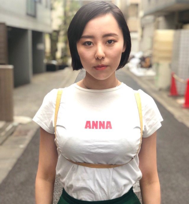 Девушка из Японии показала, как правильно носить женскую сумочку