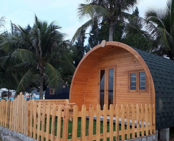 Эргономичный домик в деревянной бочке для дачного участка