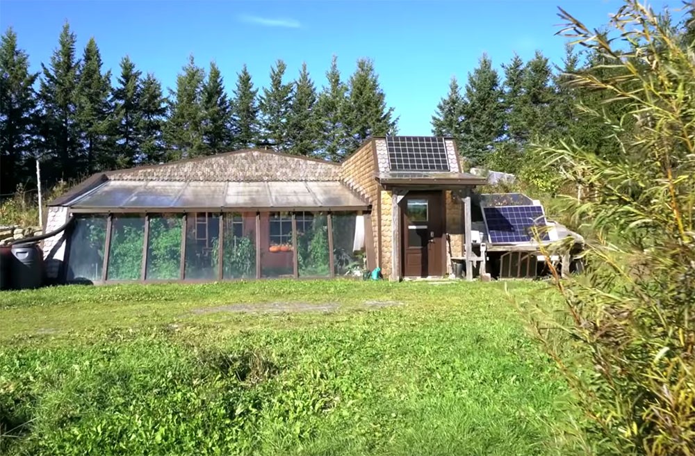 Канадская семья живет в уединенном доме, выращивает еду и собирает дождевую воду