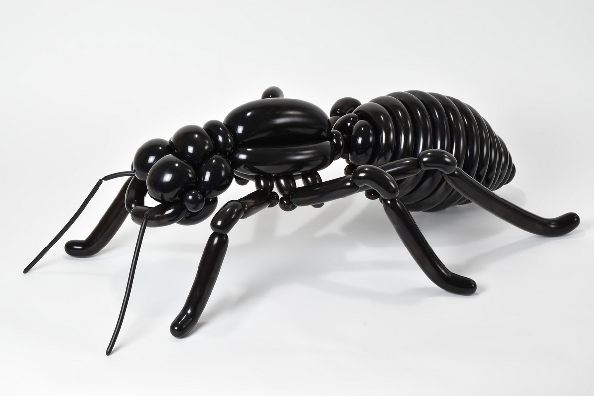 Потрясающие скульптуры животных и насекомых из воздушных шаров