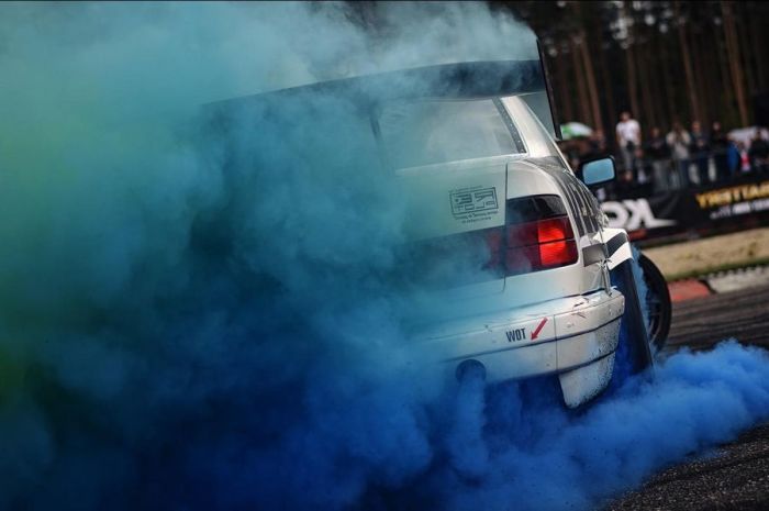 Цвет выхлопных газов может сказать о неисправности автомобиля
