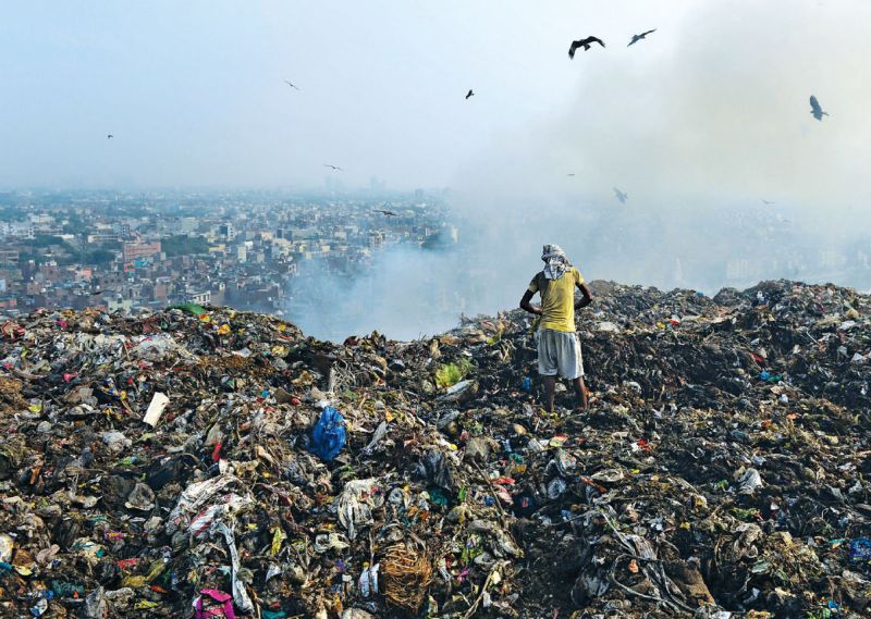 Индийская мусорная свалка настолько высока, что уже угрожает самолетам