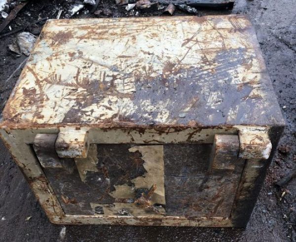 На свалке нашли старый запечатанный сейф с сюрпризом