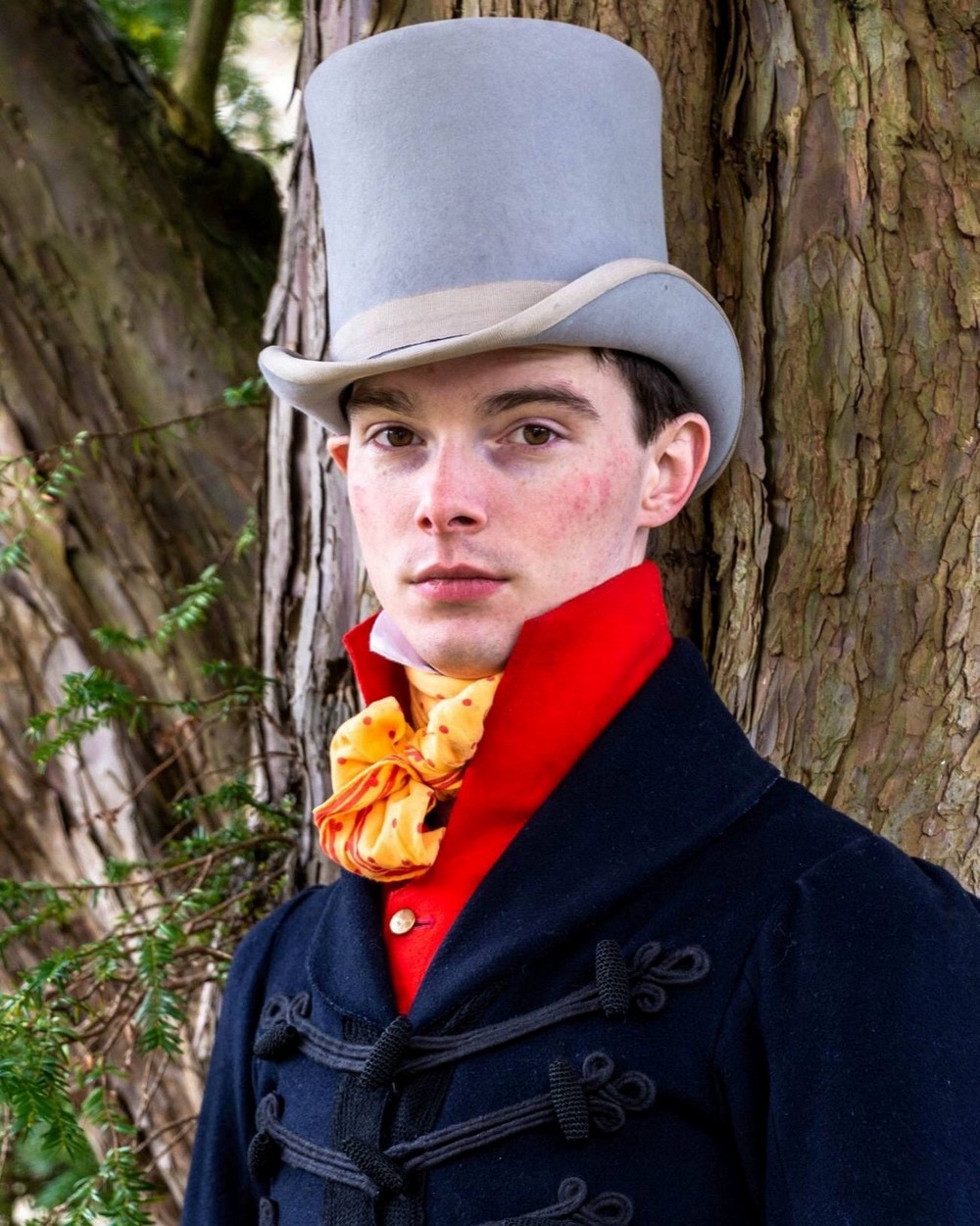 Молодой британец уже 10 лет носит одежду в стиле XIX века