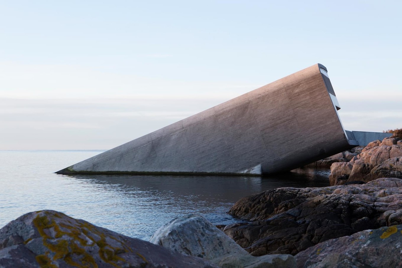 Ресторан Under на дне моря в Норвегии