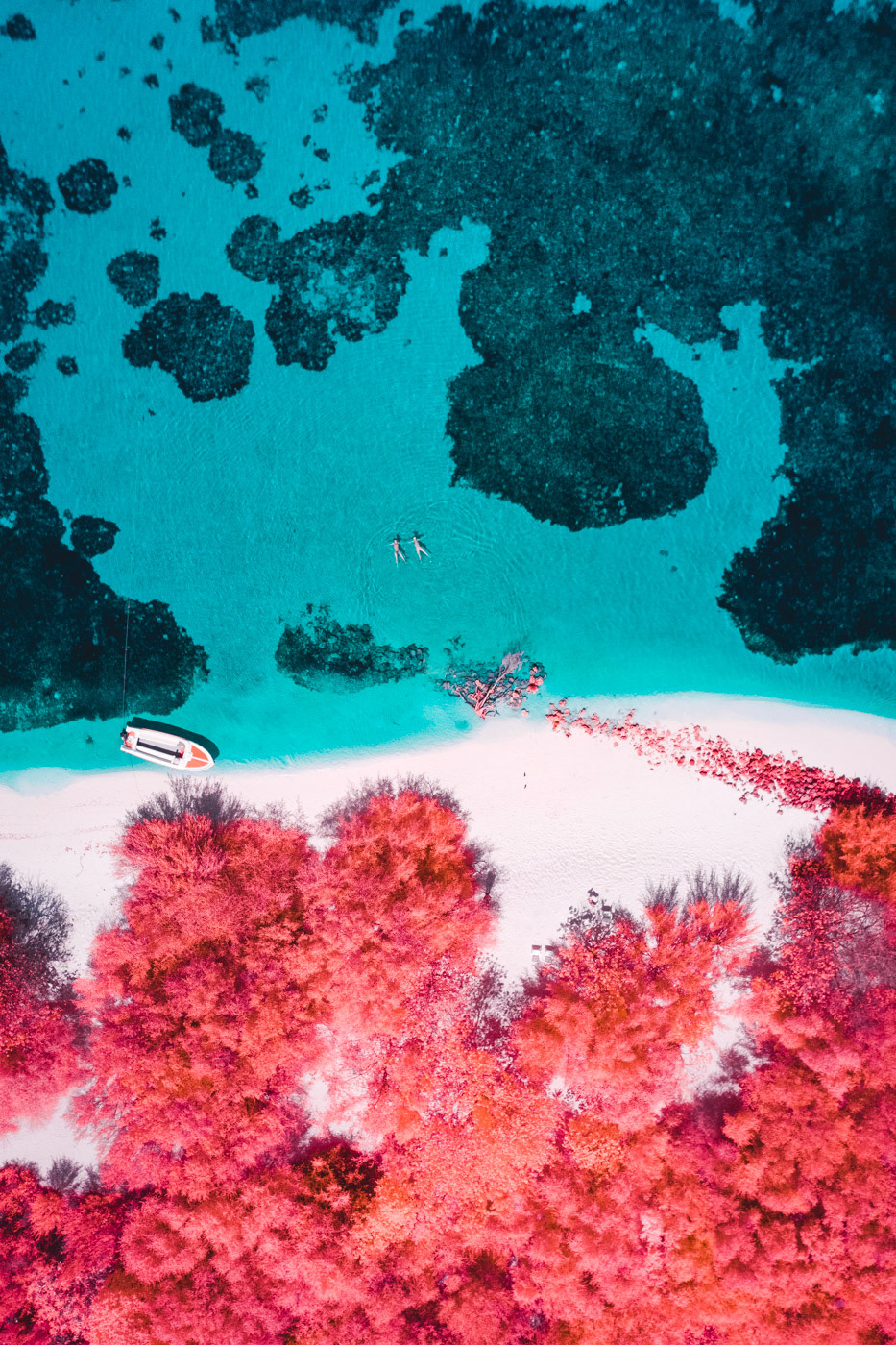 Мальдивы с высоты в инфракрасном диапазоне на снимках Паоло Петтиджани