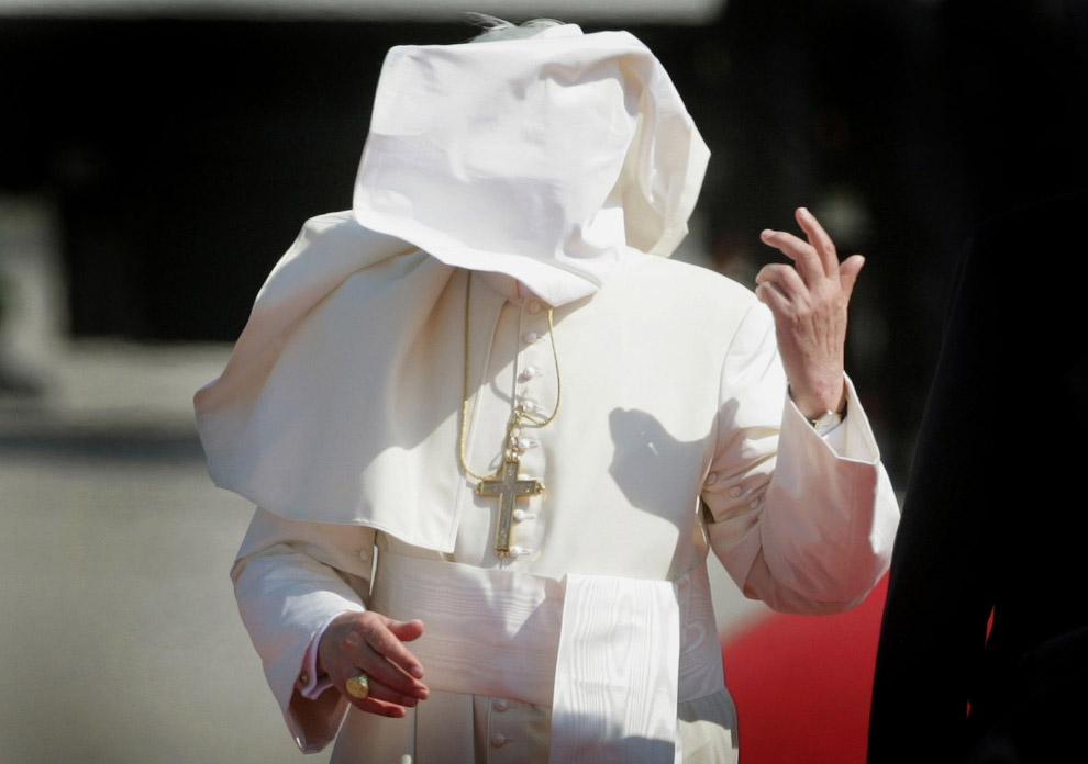 Папы римские против ветра на снимках