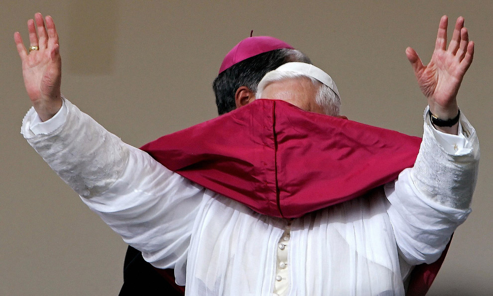 Папы римские против ветра на снимках