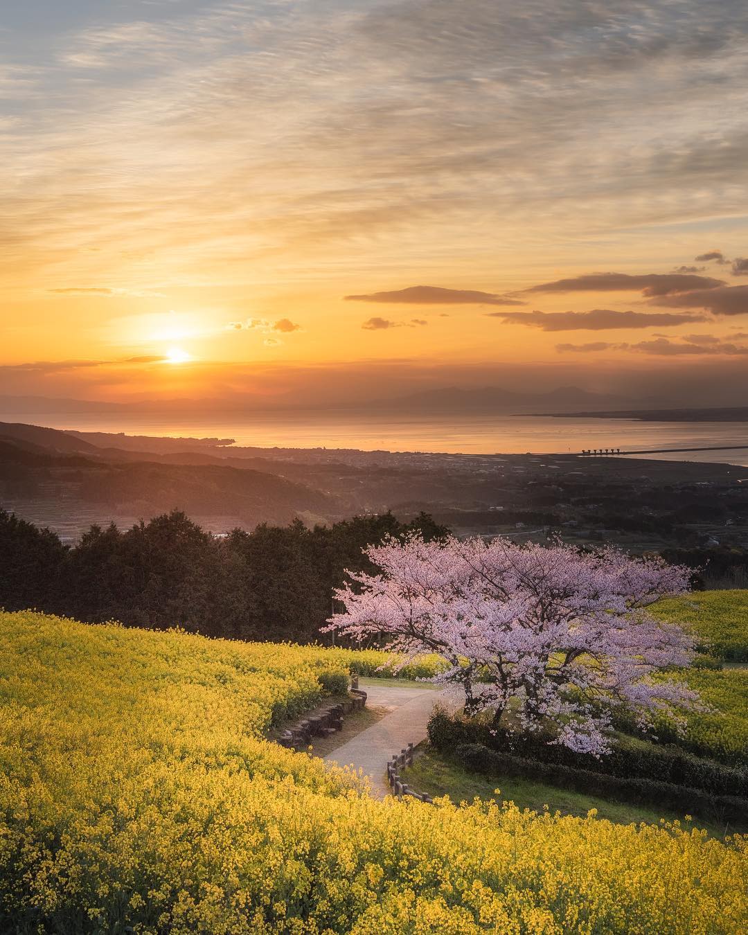 Природные и городские пейзажи Японии на снимках Хироки Фурукавы