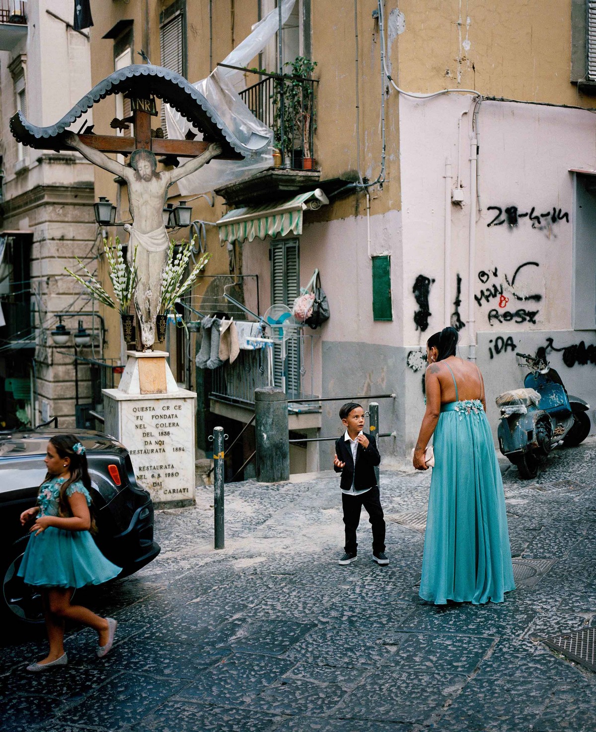 Жизнь в мафиозном городе Неаполе на снимках Сэма Грегга