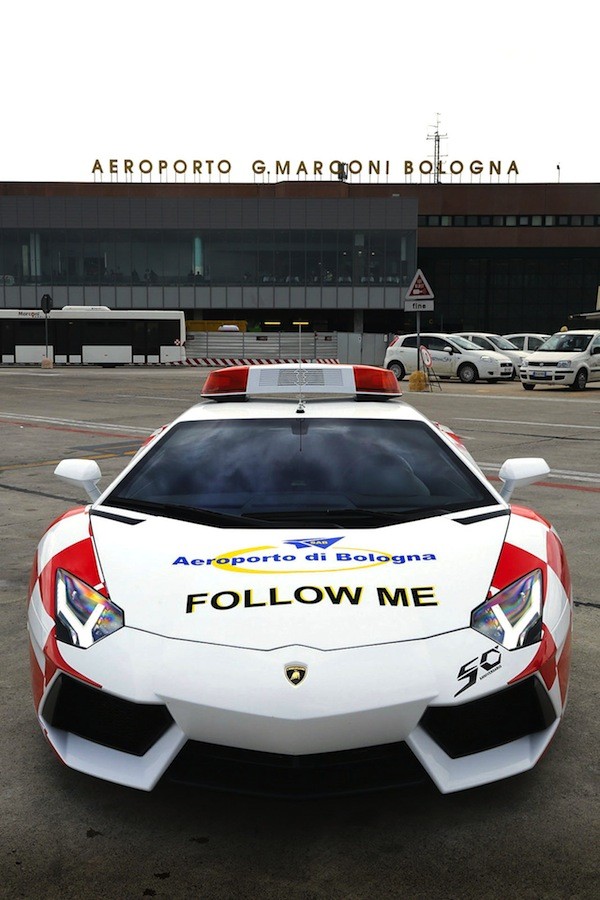 Суперкар Lamborghini Aventador на службе аэропорта Болоньи