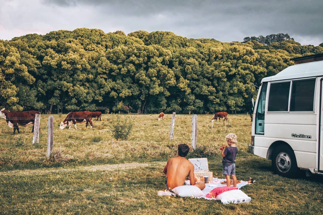 Австралийская семья путешествует в переделанном автобусе