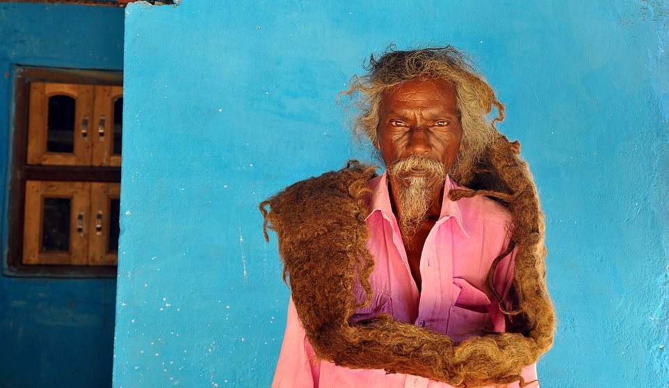 Индиец уже 40 лет не стрижет и не моет волосы