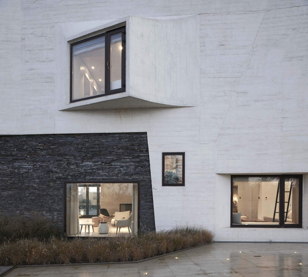 Современная вилла с волнистым бетонным фасадом в Китае