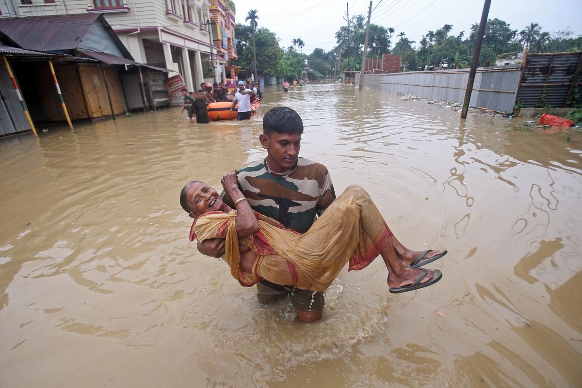 Наводнения в Южной Азии вынудили людей покинуть свои дома