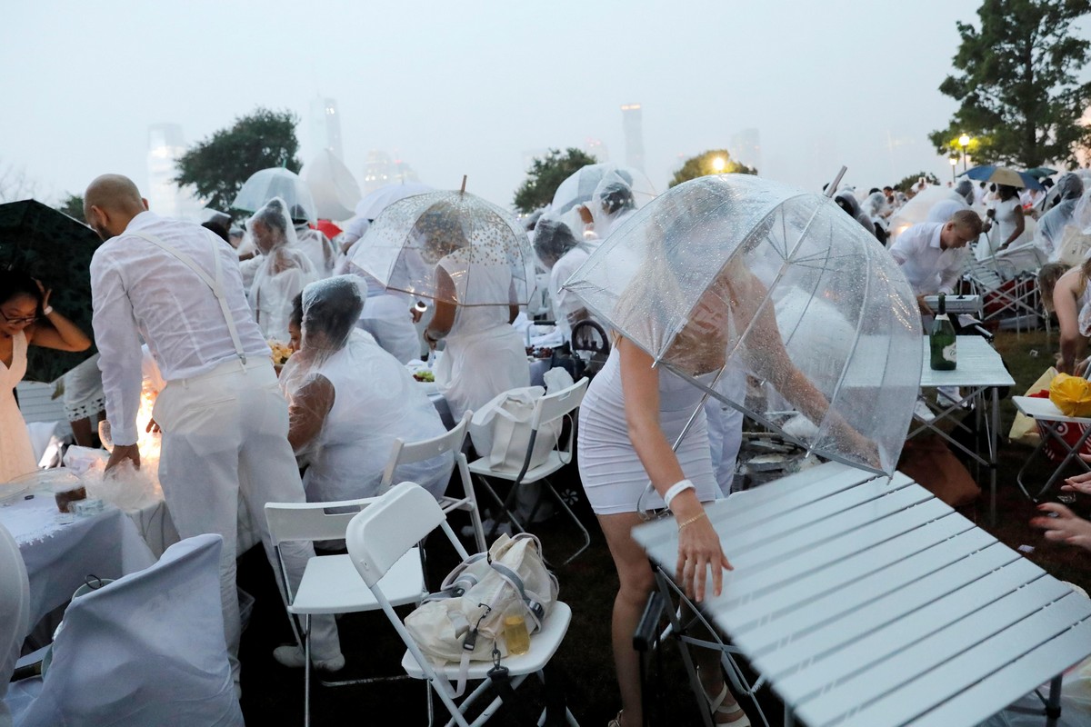 Дождь испортил ежегодный флешмоб Ужин в белом в Нью-Йорке
