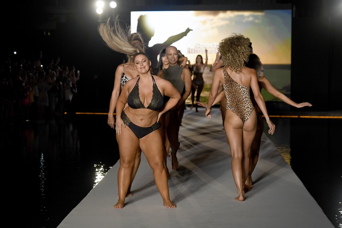 Горячие модели в купальниках на Miami Swim Week 2019