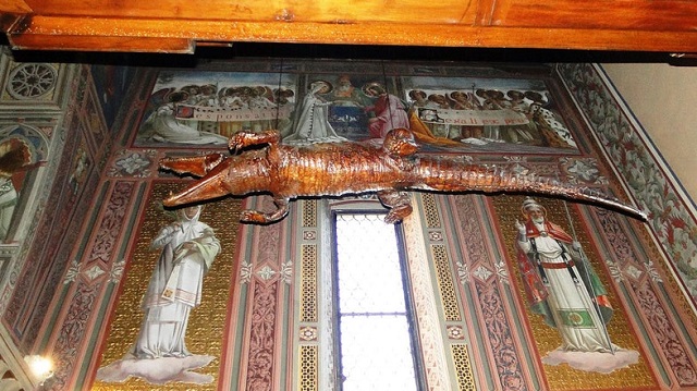 Что крокодилы делают в христианских церквях?