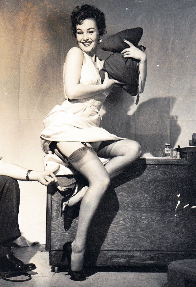 Девушки в чулках на снимках 50-х годов