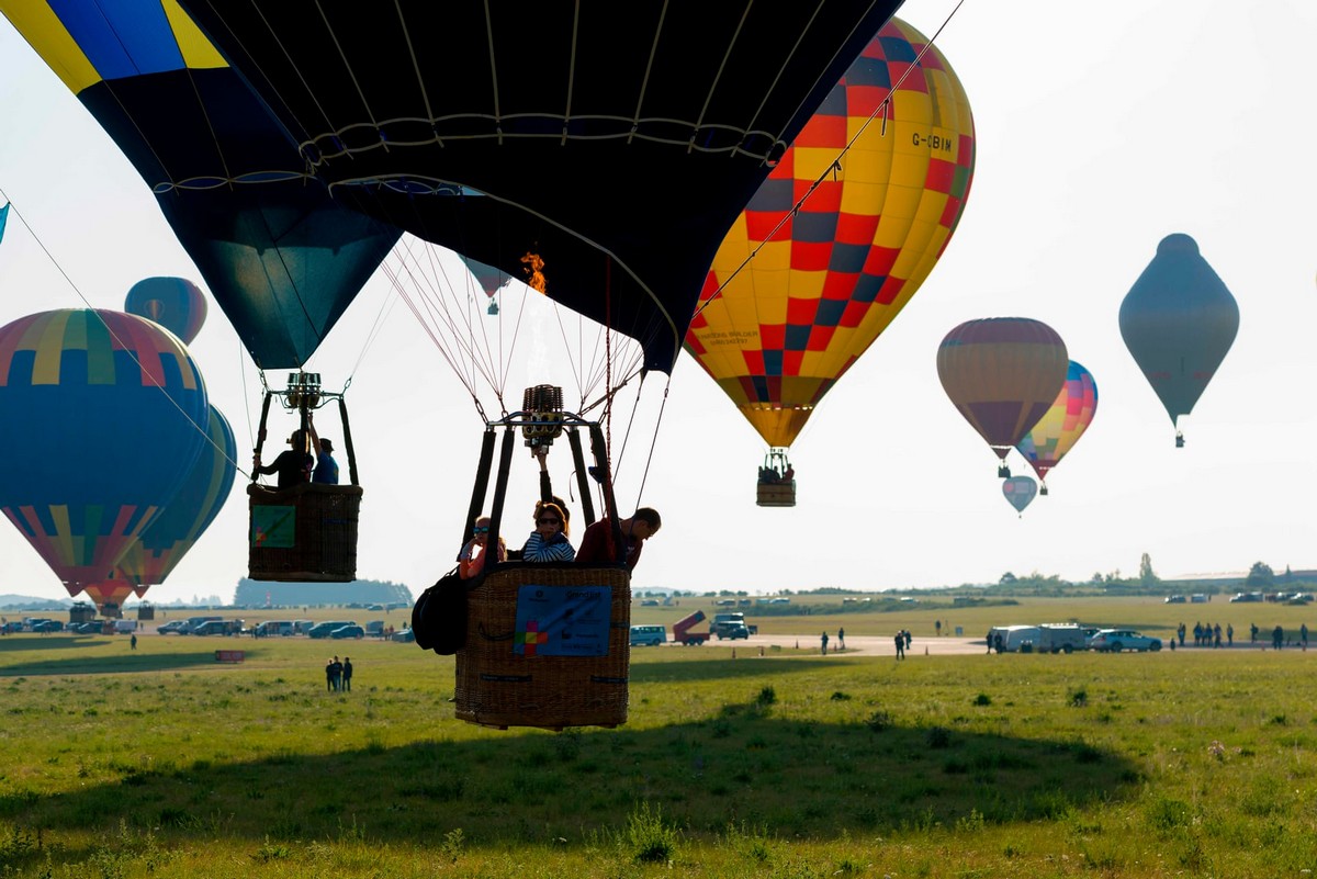 полет на аэростате. мировой рекорд воздушные шары. фестиваль воздушных шаров азия. мировой рекорд воздушные шары. воздушный шар франция.
