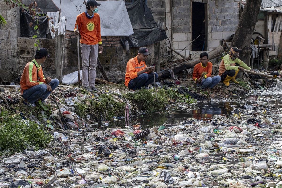 Реку в Индонезии загадили тоннами пластикового мусора