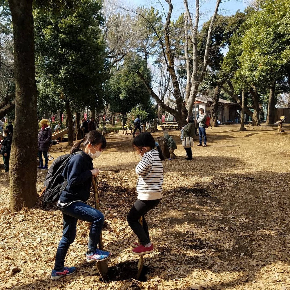 Детский парк в Токио, где можно лазить по крышам, пилить, копать и жечь костры