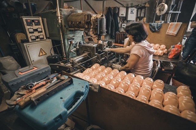 Как делают кукол на Ивановской фабрике игрушек