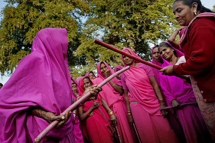 Розовая банда, которая борется за справедливость в Индии