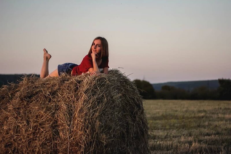 Красивые девушки и скошенная трава из Instagram