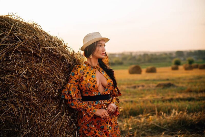 Красивые девушки и скошенная трава из Instagram