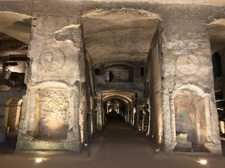 Прогулка по катакомбам Сан-Дженнаро в Неаполе