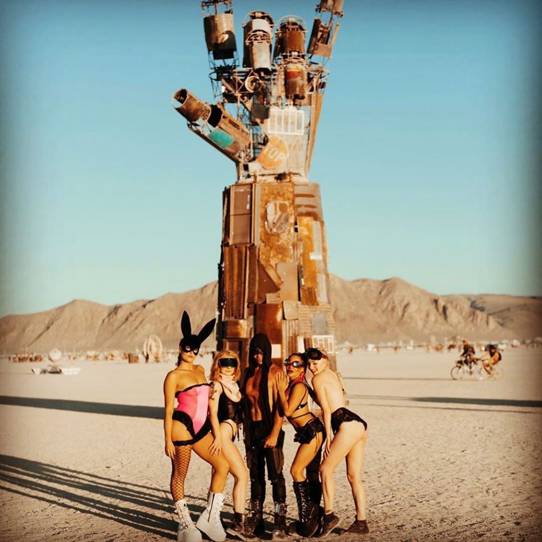 Extravagáns ruhák a Burning Man 2019 fesztivál látogatói számára