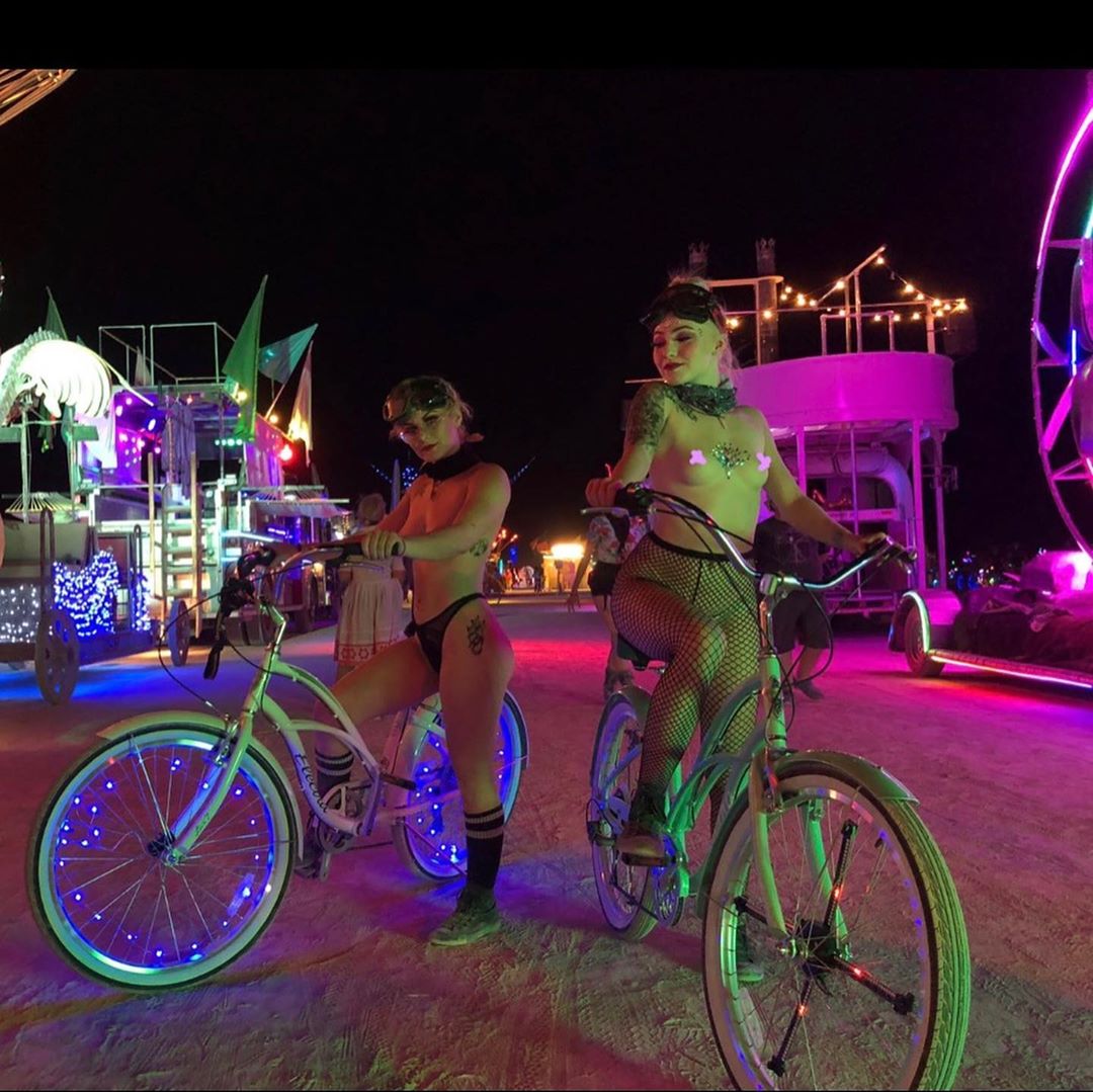 Extravagáns ruhák a Burning Man 2019 fesztivál látogatói számára