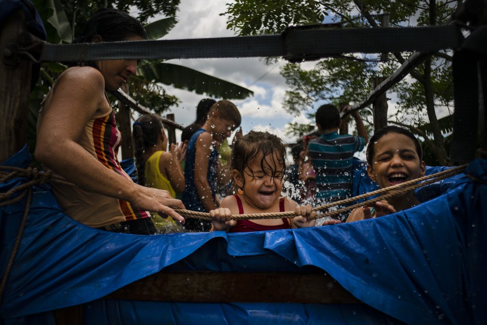 Кубинцы спасаются от жары с помощью мобильного бассейна