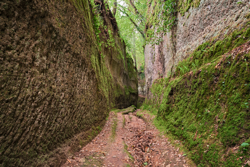 Старинные дороги в скалах Италии
