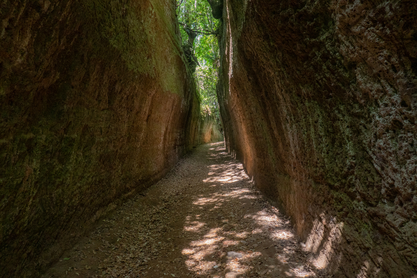 Старинные дороги в скалах Италии
