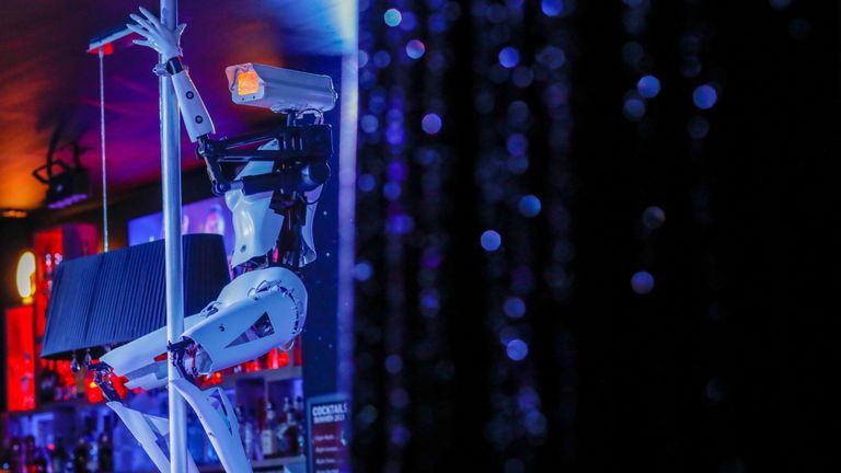 В ночном клубе на пилоне танцуют роботы на каблуках
