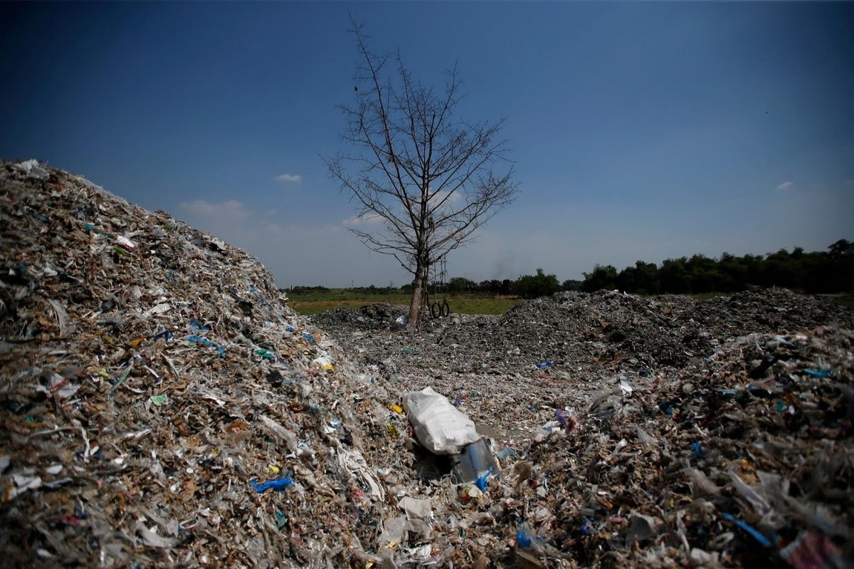 Жители индонезийской деревни выживают за счет импортного мусора