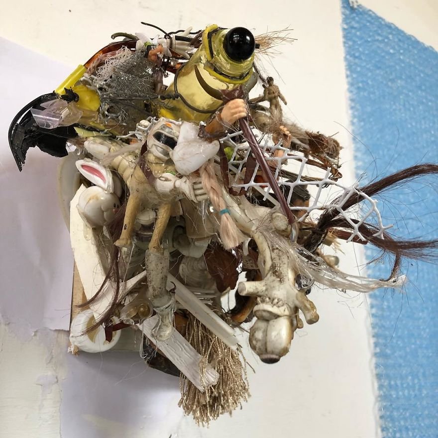 Художник создаёт впечатляющие скульптуры из мусора, найденного на пляжах