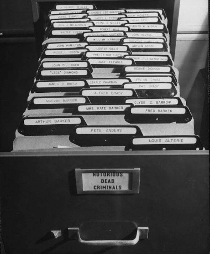 Az FBI ujjlenyomat-tárolószekrénye az elektronikus adatbázisba való áthelyezés előtt