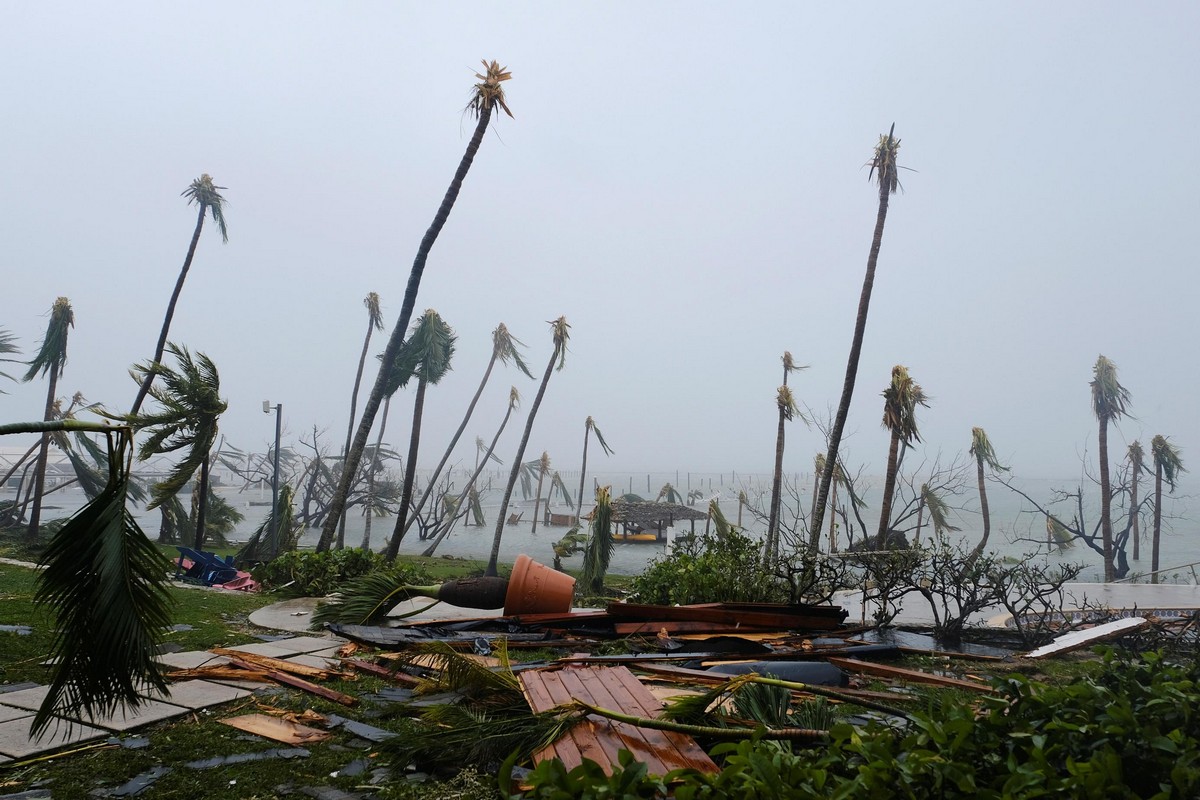 Масштабы разрушительного урагана Дориан, обрушившегося на Багамы