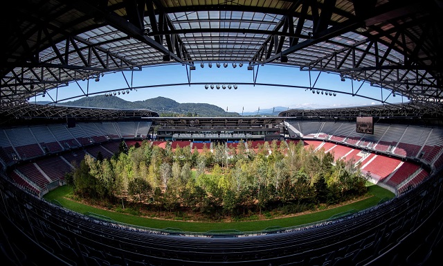 Арт-инсталляция: Лес внутри стадиона Вёртерзе-Штадион в Австрии