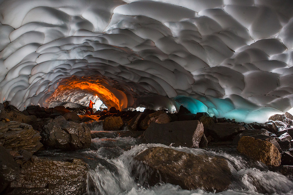Путешествие в снежные пещеры Камчатки