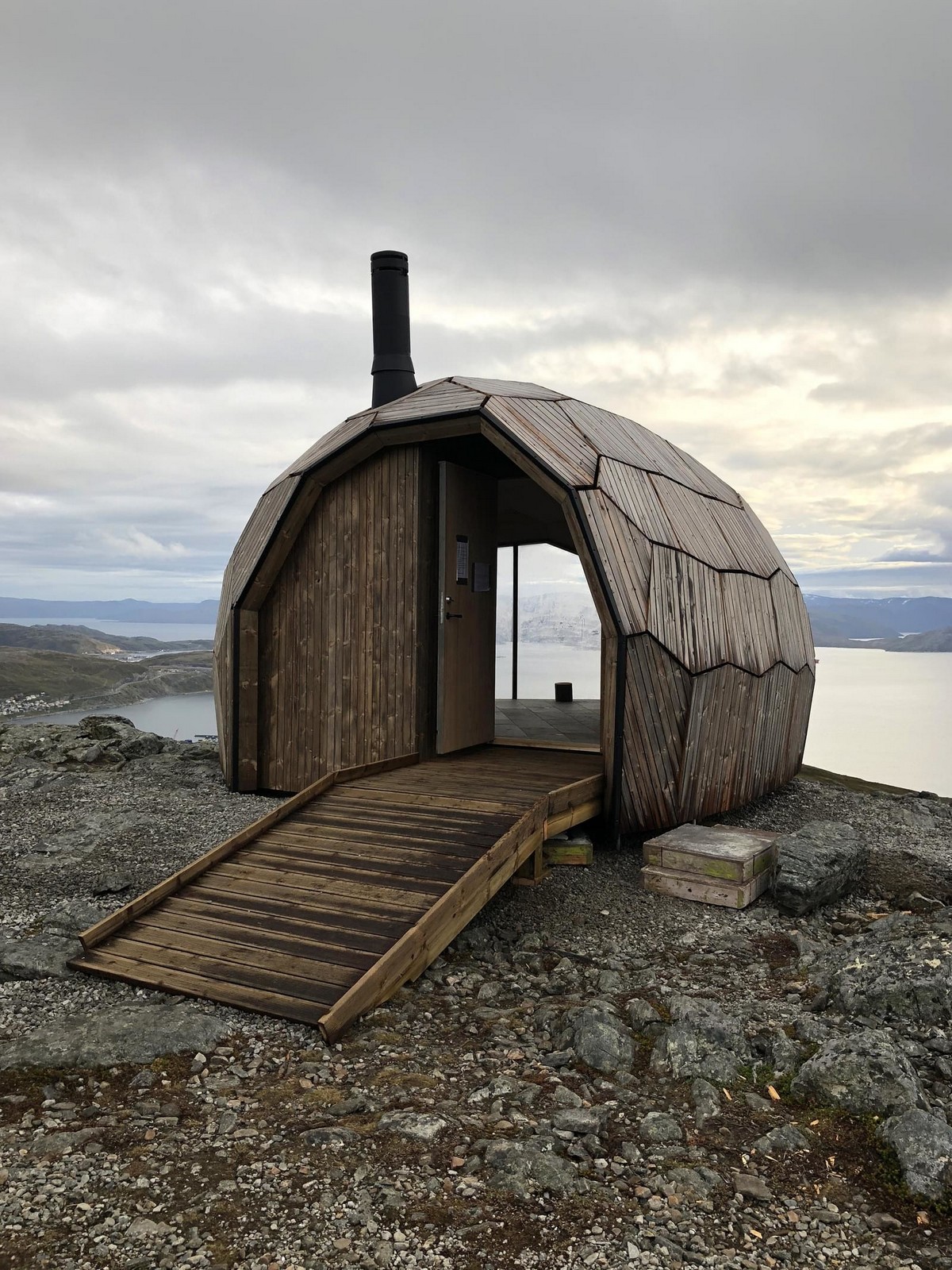 Хижина для туристов в горах Норвегии