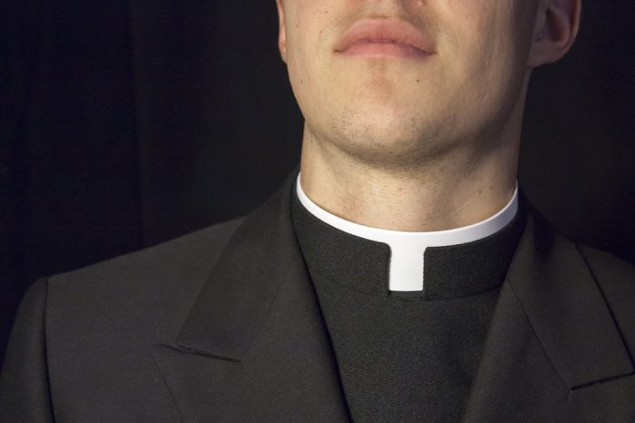 Для чего католическим священникам белый воротничок
