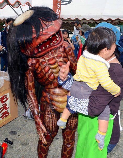 Японский монстр Гаджиру приводит в ужас детей и туристов