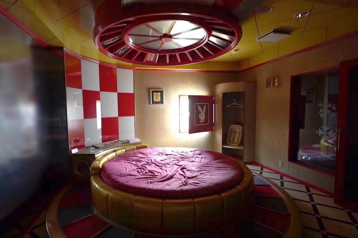 Внутри заброшенного секс-отель в Японии