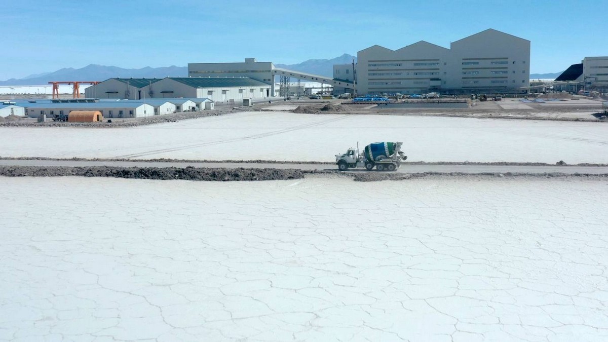 Добыча соли на солончаке Уюни в Боливии