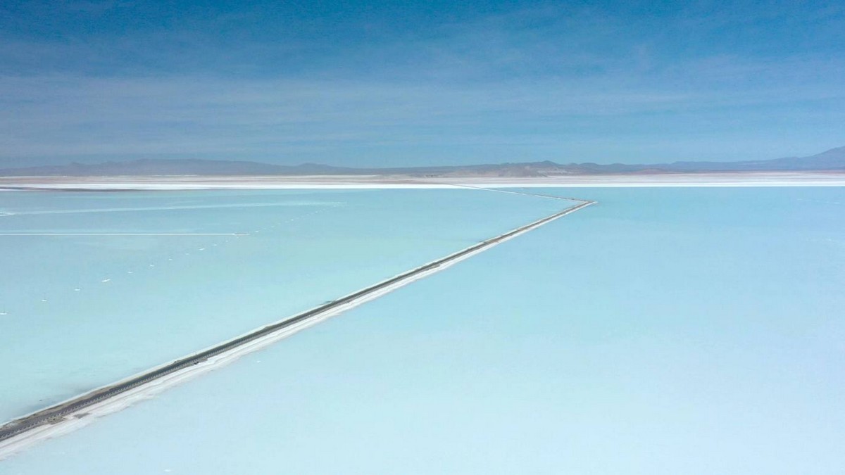 Добыча соли на солончаке Уюни в Боливии